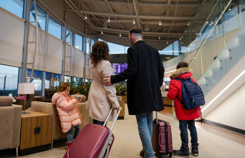 Perhe matkustamassa.