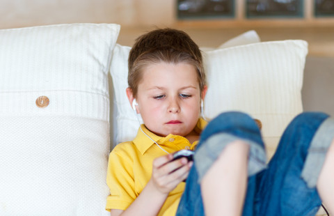 Lapsi pelaamassa videopeliä.