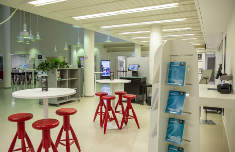 Joensuun kampuskirjaston aula