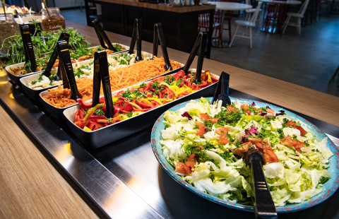 Salaatteja lounaslinjastolla.