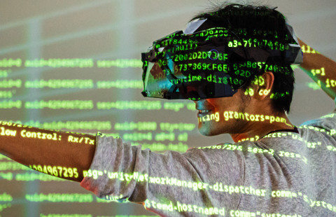 Opiskelija vr-lasit päässään