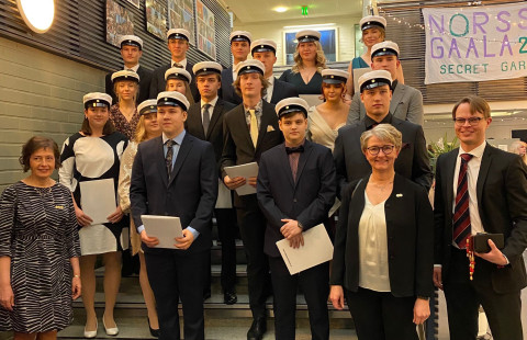 Uusia ylioppilaita ryhmäkuvassa