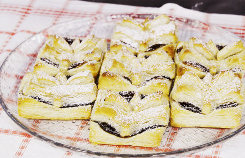 UEF-joulutortut tarjoiluastialla.