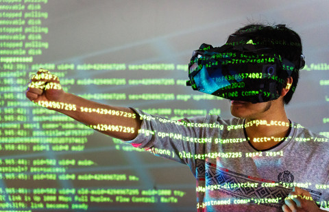 Student wearing VR-glasses