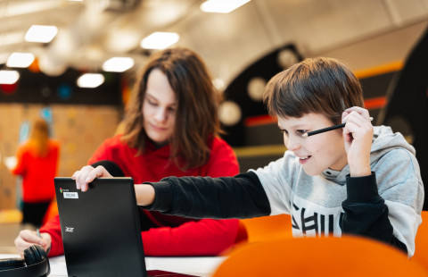 Oppilas tekee koulutehtävää.