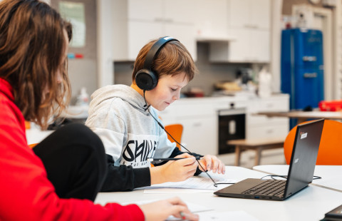 Oppilas tekee koulutehtävää.