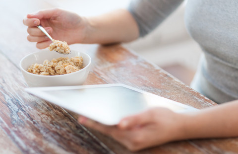 Henkilö syö kaurapuuroa.