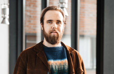 Opiskelija Iikka Kynäslahti ikkunan edessä