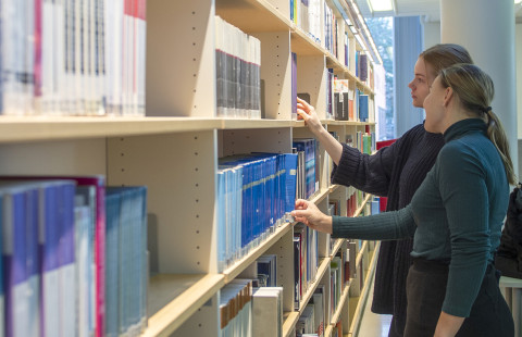 Opiskelijat kirjastossa.