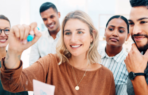 Ryhmä ihmisiä kokouksessa.