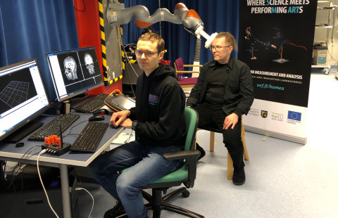 Paavo Vartiainen ja Pasi Karjalainen HUMEA-laboratoriossa.