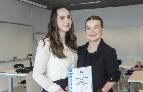 Yhdenvertaisuuspalkinnon saajista kuvassa Suvi Heikkinen ja Najua Shweeke.