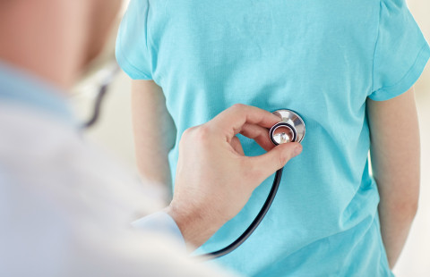 Stetoskooppi selkää vasten.