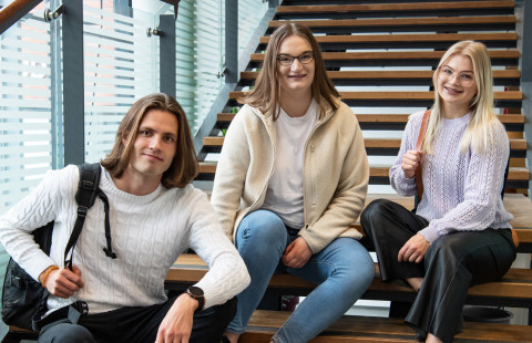 Opiskelijoita ryhmäkuvassa.