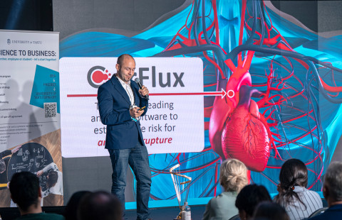 Tero Puustinen esittelee CorFlux-projektia Tarton startup-tapahtumassa.