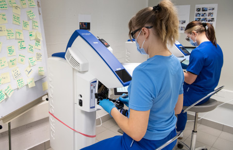 Toimenpiteen harjoittelua Simodont-laitteella.