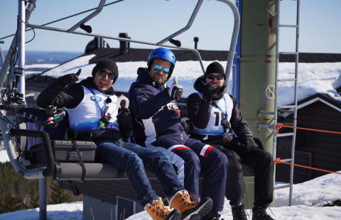 Kuvassa pitchaamassa Tero Puustinen (Corflux) ja Joonas Ruuskanen (Urban Biochar Filter). Tuomarina keskellä Pontus Stråhlman, Voima Ventures.