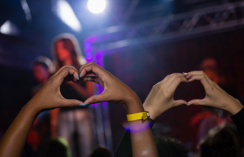 Kaksi käsillä tehtyä sydäntä.