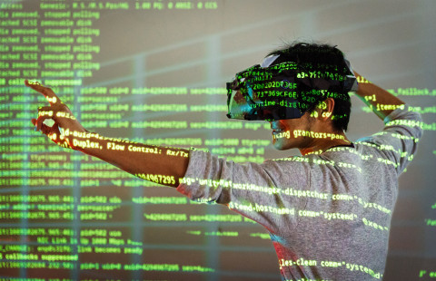 Henkilö VR-lasit päässään.