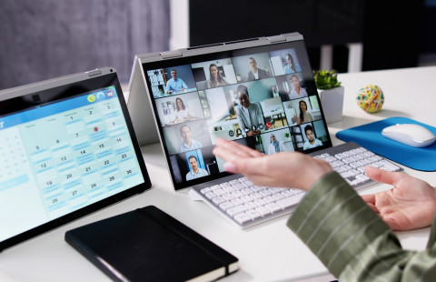 Etätyötä kahdella päätelaitteella.