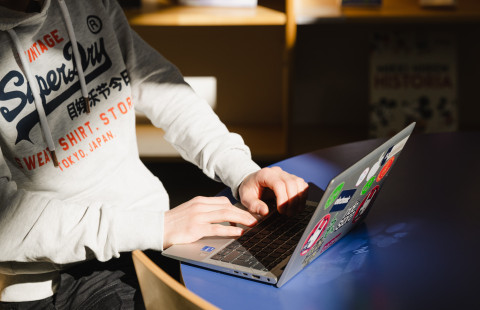 Lukiolainen opiskelee tietokoneella.