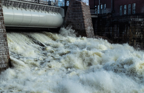 Vesivoimalaitoksen suolkupadosta virtaavaa vettä.