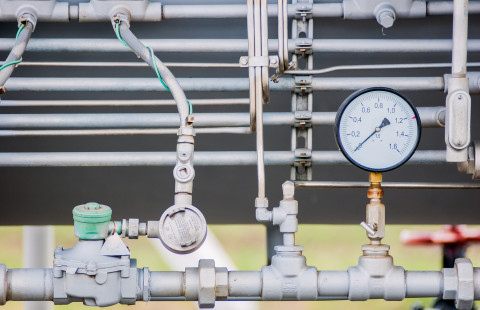 Pipeline and pressure meter.