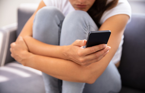 Lähikuva puhelimesta ihmisen kädessä. 