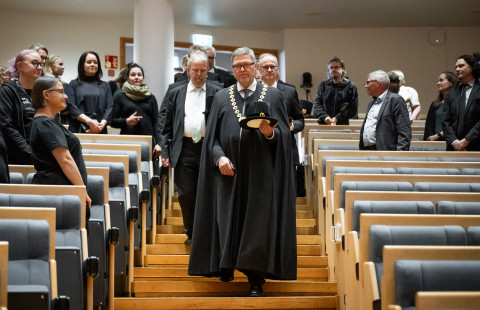 Rehtori Jukka Mönkkönen ja akateeminen kulkue lukuvuoden avajaisissa 7.9.2023.