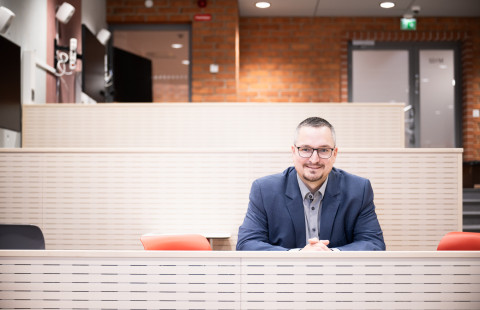 Erkko Sointu Metrian luokkahuoneessa.