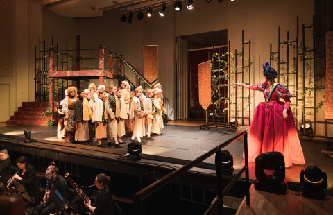 Lapsikuoro ja solisti Saapasjalkakissa-oopperassa.