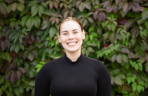 UEF-lähettiläs Saara Parkkinen villiviiniaidanteen edessä