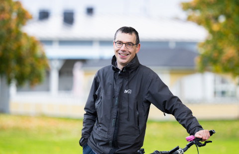Historia- ja maantieteiden laitoksen johtaja Pieter Dhondt polkupyöränsä kanssa.