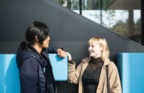 Opiskelijat juttelemassa Auroran portaiden edustalla