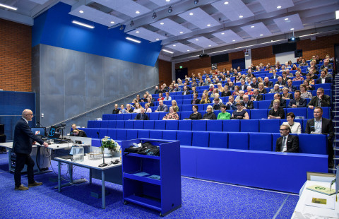 Arto Urtti Kuopion farmasian 50-vuotisjuhlaseminaarissa.