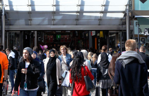 Ihmisjoukko kaupungilla.