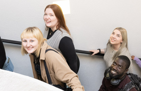 UEF-lähettiläät porraskäytävässä