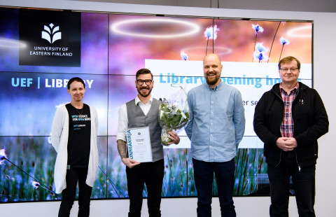 Kirjastonjohtaja Ari Muhonen (oik.) ja tietoasiantuntija Kaisa Hartikainen (vas.) luovuttivat Avoimen tieteen edistäjän palkinnon SmartSleep Labin Samu Kainulaiselle ja Teemu Laitiselle. 