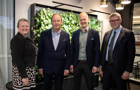 Dekaani Sari Rissanen, Optian hallituksen puheenjohtaja Antero Savolainen ja toimitusjohtaja Heikki Paasonen sekä rehtori Jukka Mönkkönen yhteiskuvassa.