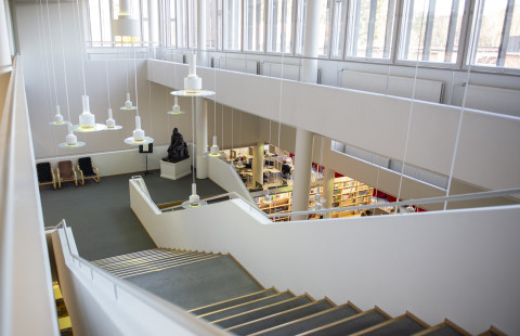 Joensuun kampuskerroksen portaat kolmannesta kerroksesta kuvattuna