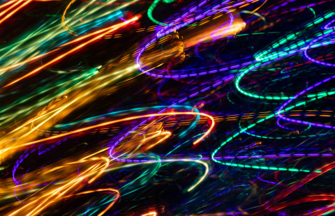 Monivärisiä kaarevia viivoja.