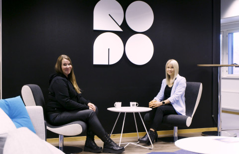 Kouluttaja Virpi Moilanen ja Ropo Capitalin HR-päällikkö Jenna Kokkonen keskustelevat kielivalmennuksista.