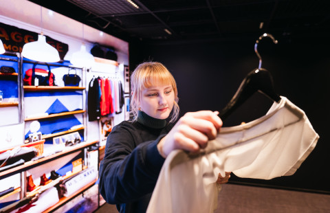 Nainen tarkastelee T-paitaa aistilabrassa.