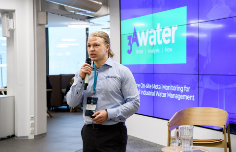 Tuomo Nissinen puhumassa UEF Startup Day -tapahtumassa.