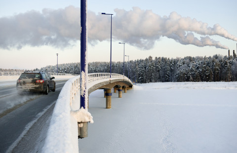 Auto talvimaisemassa.