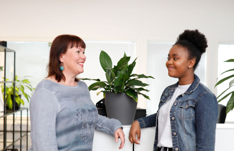 Student and guidance counselor talking