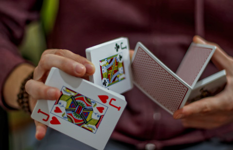 Korttipeli. Kuva Mostphotos.