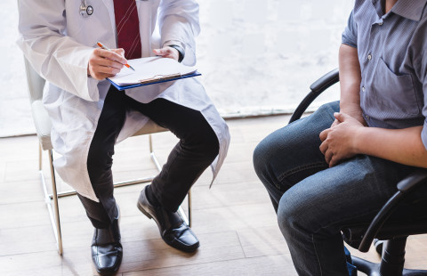 Lääkäri ja potilas.