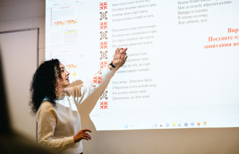 Ukrainan kielen opettaja käy läpi laulun sanoja.