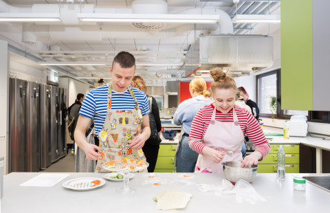 Opiskelijat tekemässä Korealaista ruokaa.